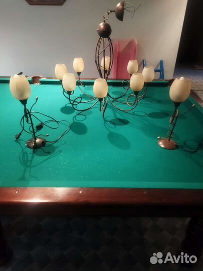 Люстра и два настольных светильника