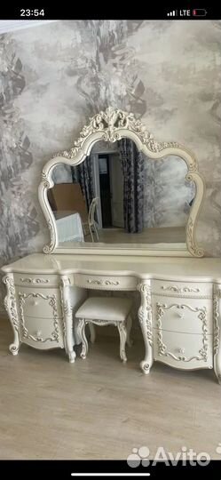 Туалетный столик с зеркалом