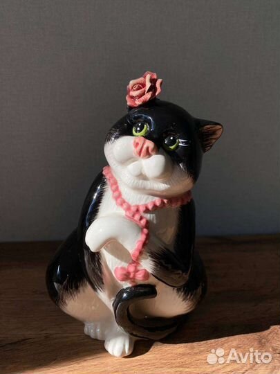 Фарфоровая кошка модница, очень позитивная