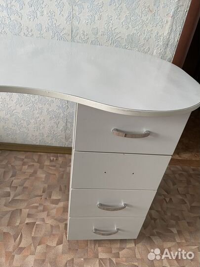 Маникюрный стол