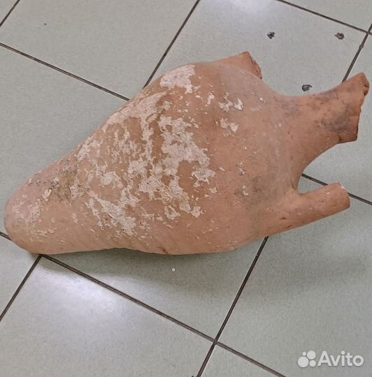 Старинный глиняный кувшин / амфора
