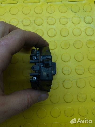 Кнопки в рулевое колесо Kia Rio G4fghw611806 2018