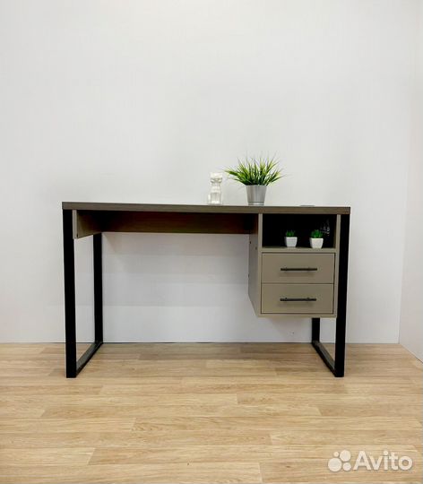 Маникюрный стол в стиле лофт