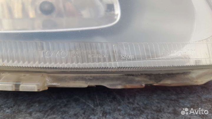 Фара правая toyota vitz