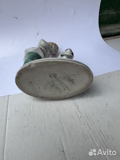 Статуэтка фарфоровая