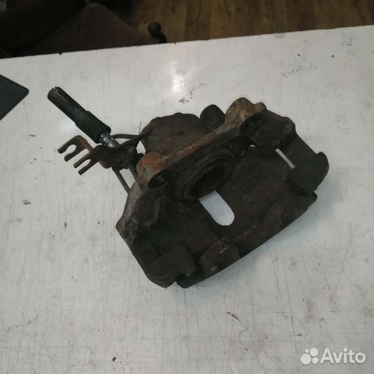 Суппорт передний правый VW Passat B5