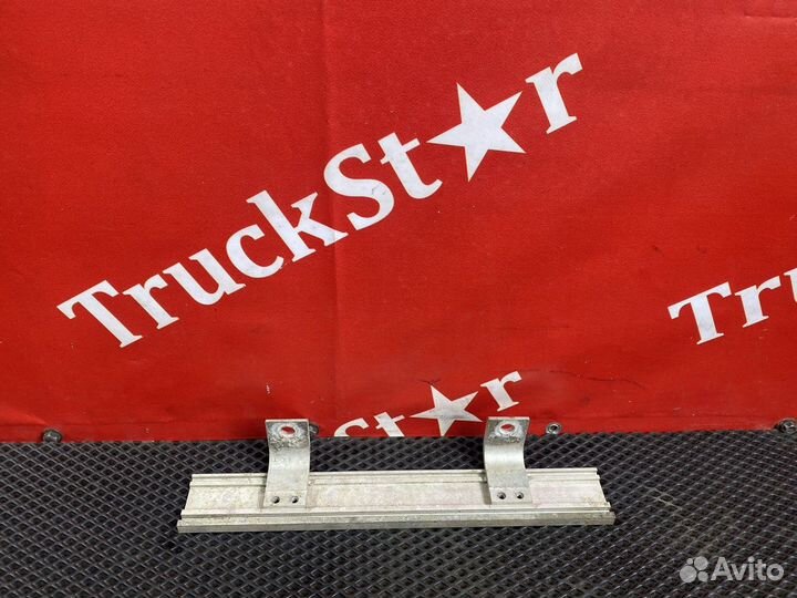 Кронштейн трапа над кпп Renault T, Volvo FH