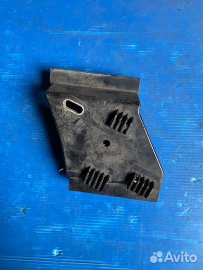 Кронштейн бампера задний правый Audi A8 D2