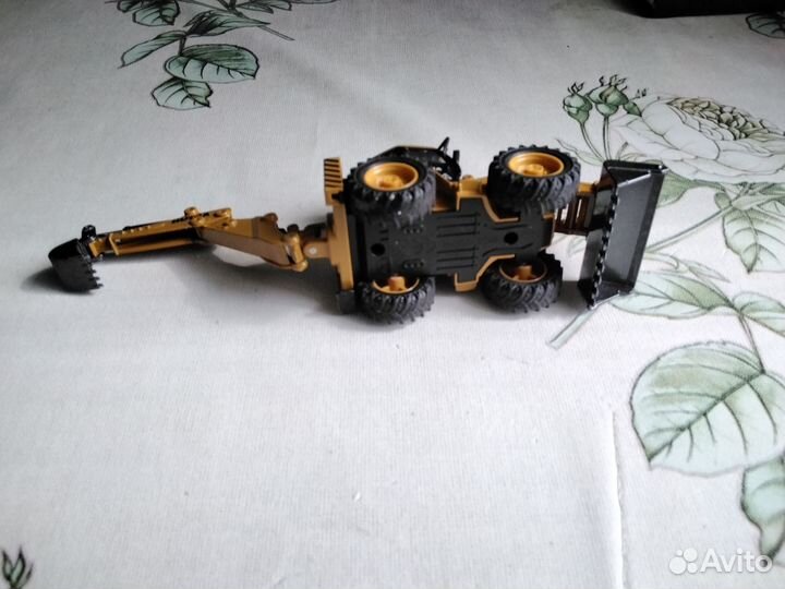 Модель трактора Huina 1704