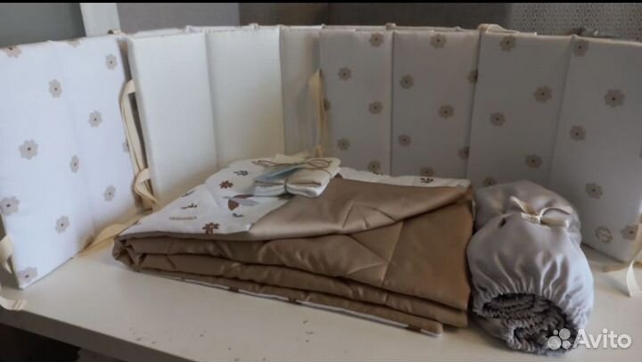 Бортики в кроватку, одеяло, простынь на резинке