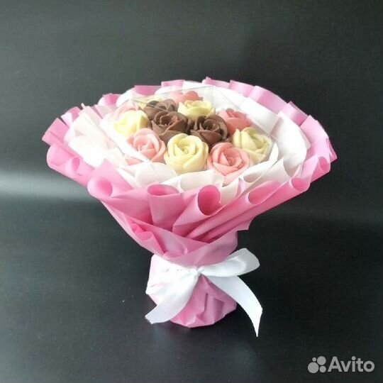 Букет из 13 шоколадных роз в форме сердце