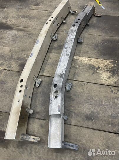 Усилитель переднего бампера Toyota LC 200