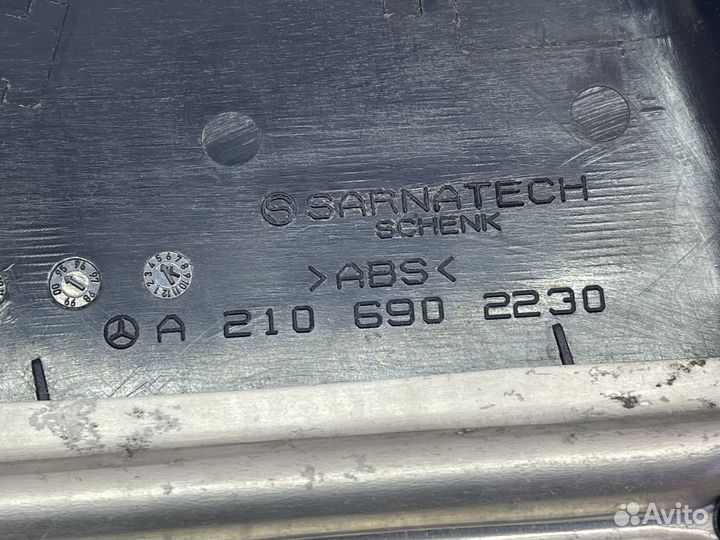 Обшивка стойки правая (синяя) для Mercedes W210