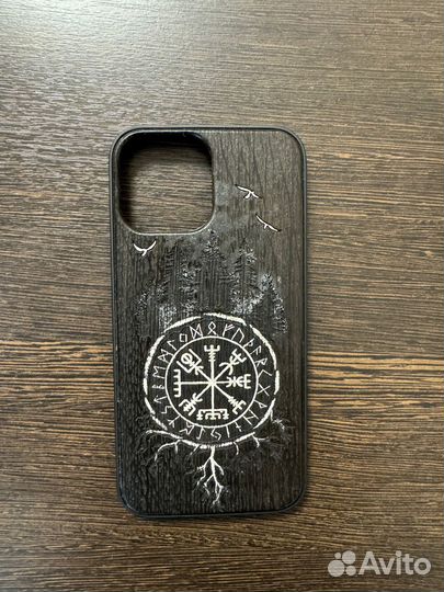 Деревянный чехол из моренного дуба на iPhone 13max