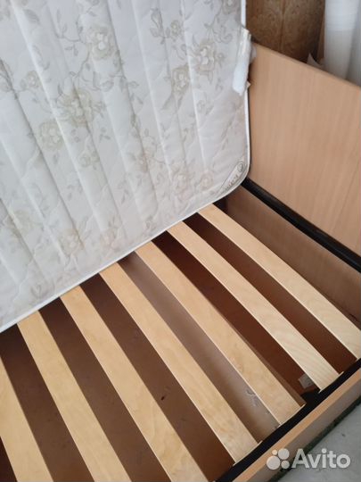 Кровать 1,5 спальная с матрасом