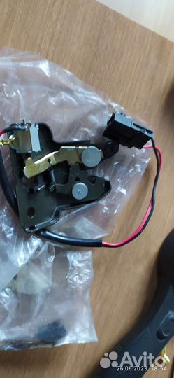 Замок крышки багажника nissan