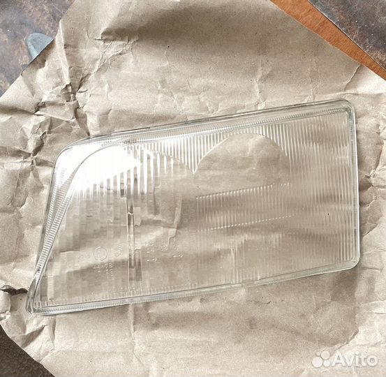 Стекло на левую фару Ауди 100 А6 в 45 кузове