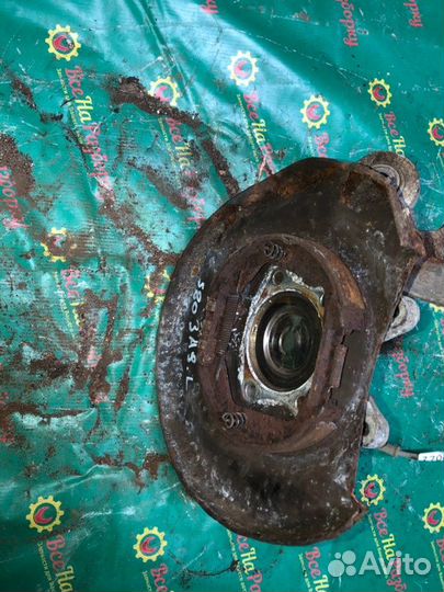 Кулак задний левый Volvo S60 седан