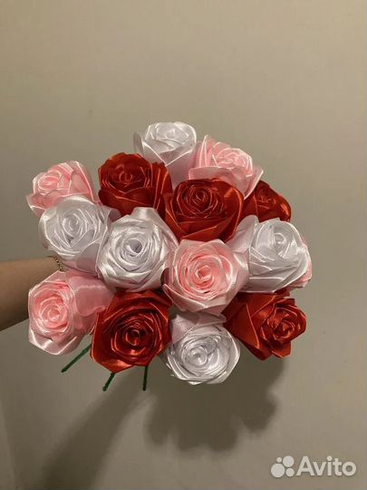 Розы из атласных лент