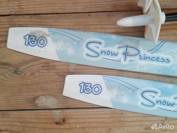 Лыжные ботинки и лыжи