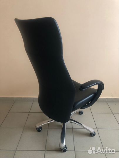 Кожаное стильное Итальянское кресло