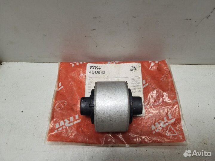 Сайлентблок переднего рычага низ Volkswagen Passat