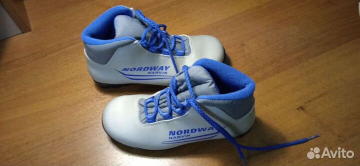 Лыжные ботинки 35 размер и коньки 28-30 размер