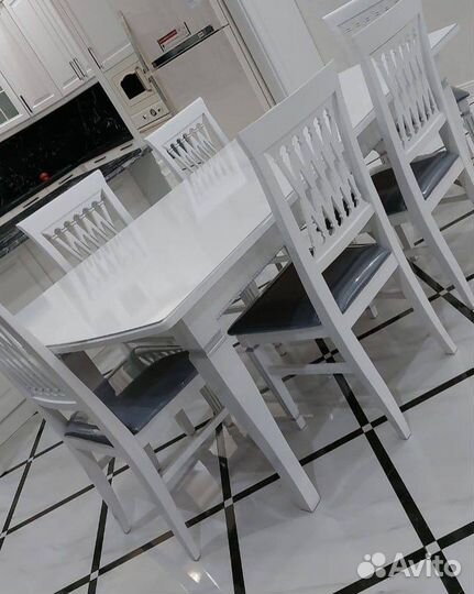 Стол и стулья