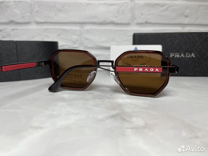 Солнцезащитные очки Prada