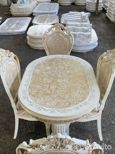 Стол и стулья для кухни. В наличии