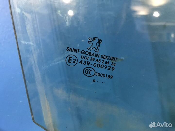 Стекло переднее правое Peugeot 308