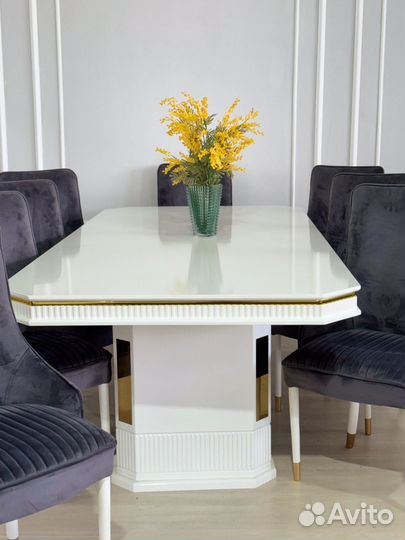 Стол и стулья