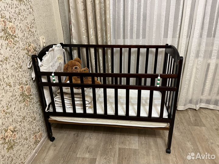 Детская кроватка с матрасом и бортиками