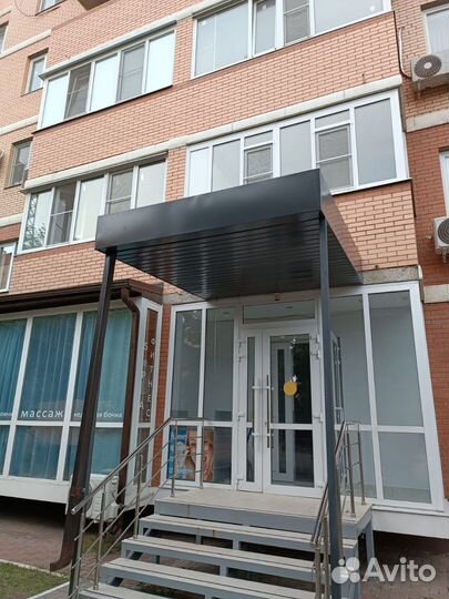 Козырёк над входом