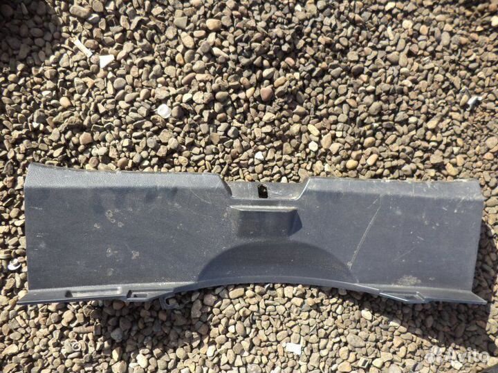 Накладка замка багажника Toyota Vitz KSP130 1KR-FE