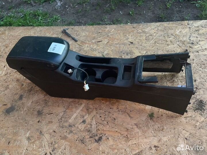 Консоль центральная (подлокотник-бардачок)