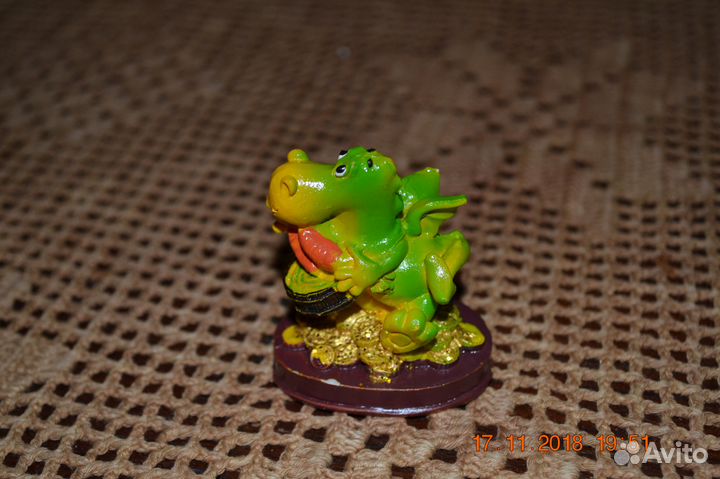 Продам сувенирные фигурки