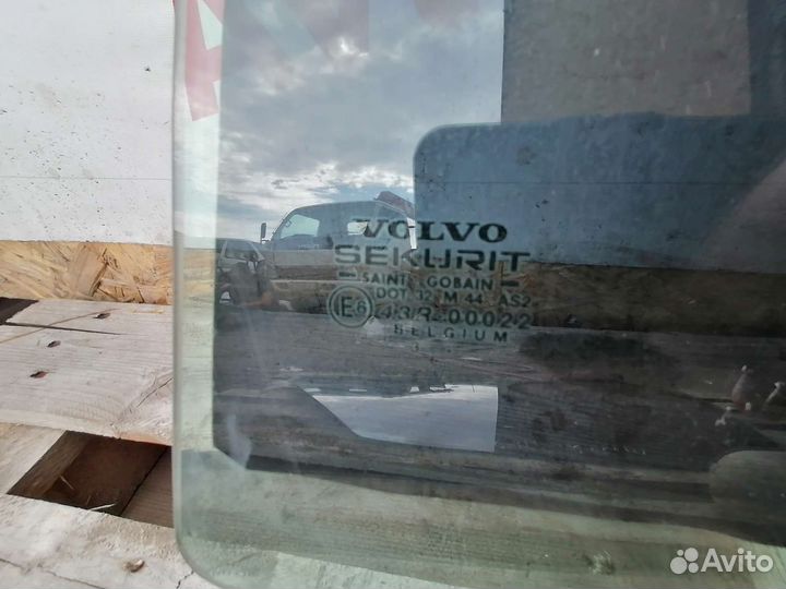 Стекло задней левой двери Volvo S40 98-04