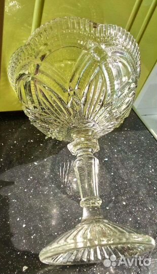 Старинная ваза на ножке.Конфетница