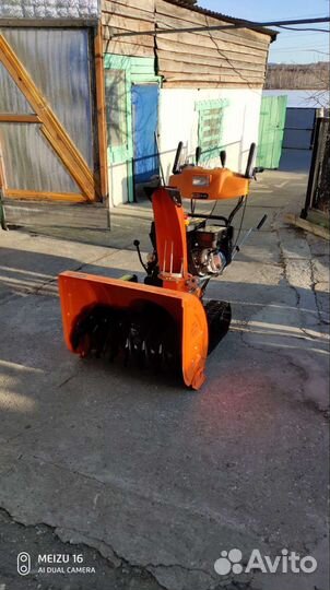 Снегоуборщик бензиновый гусеничный