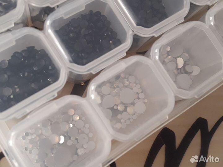 Стразы и поталь