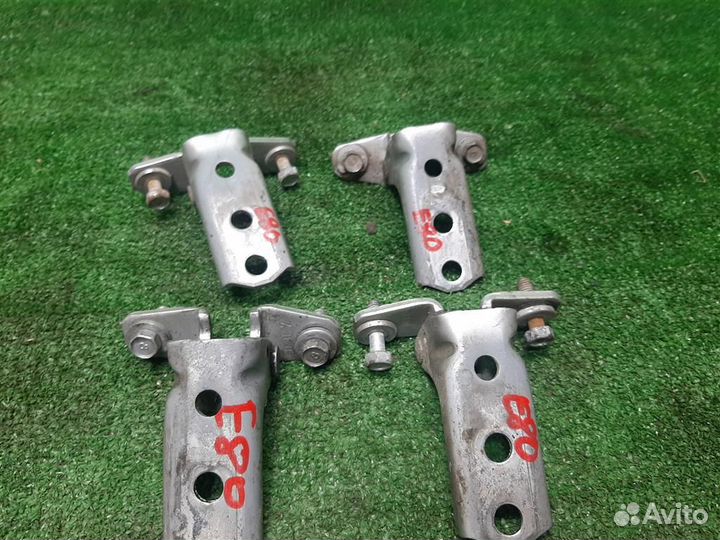 Петли дверей комплект Mitsubishi Grandis 2008