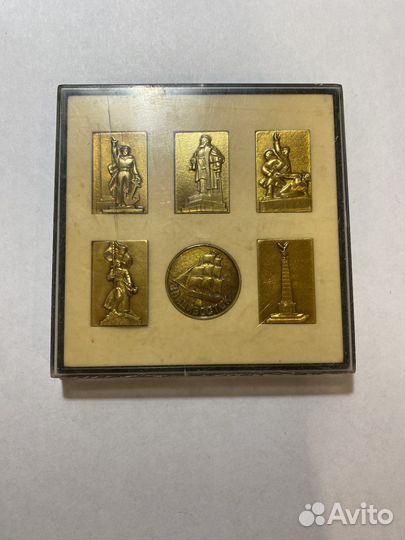 Набор сувенирных значков Владивосток