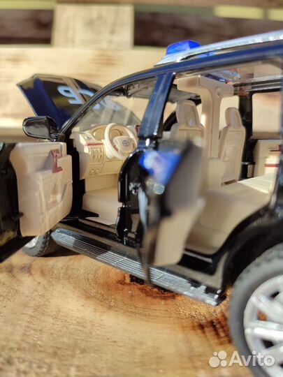 Инерционная машинка Toyota land cruiser 200