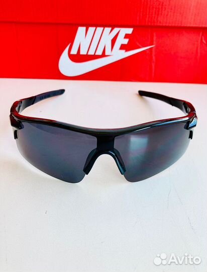 Чёрные спортивные солнцезащитные очки