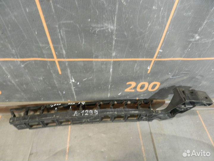 Направляющая бампера заднего -Skoda Octavia A7