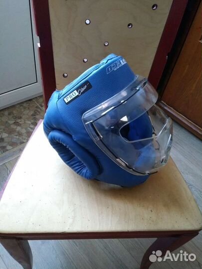 Защитный шлем с маской для единоборств