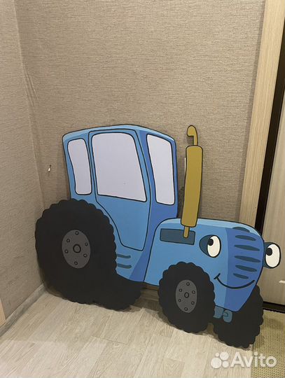Аренда фотозоны синий трактор и батут