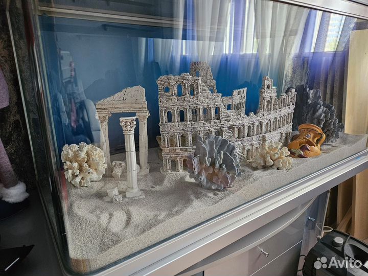 Аквариум с тумбой и внутренним содержимым