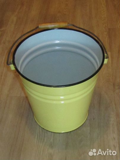 Эмалированное ведро с крышкой